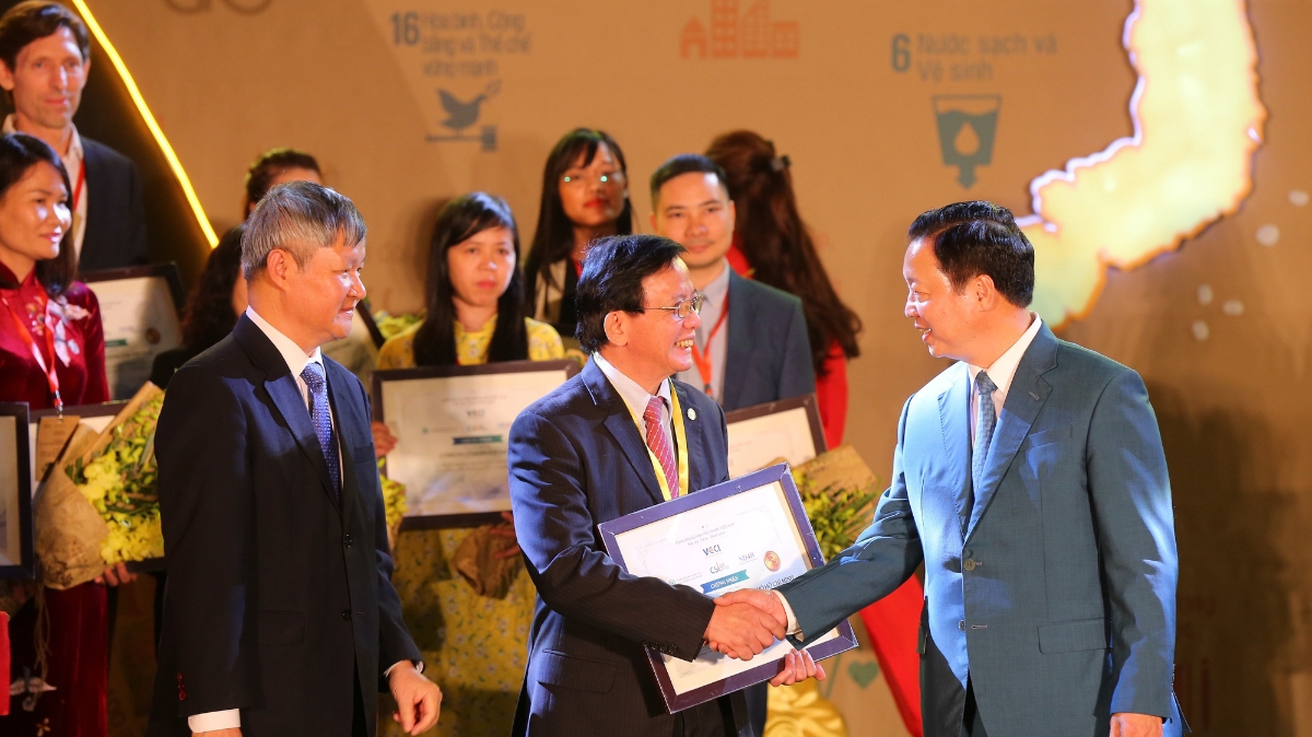 Bộ trưởng Bộ Tài nguyên và Môi trường Trần Hồng Hà (phải) và Phó chủ tịch VCCI Võ Tân Thành (trái) trao Chứng nhận Top 10 doanh nghiệp bền vững 2019 cho đại diện HDBank – ông Nguyễn Thành Đô, Phó chủ tịch Hội đồng Quản trị.