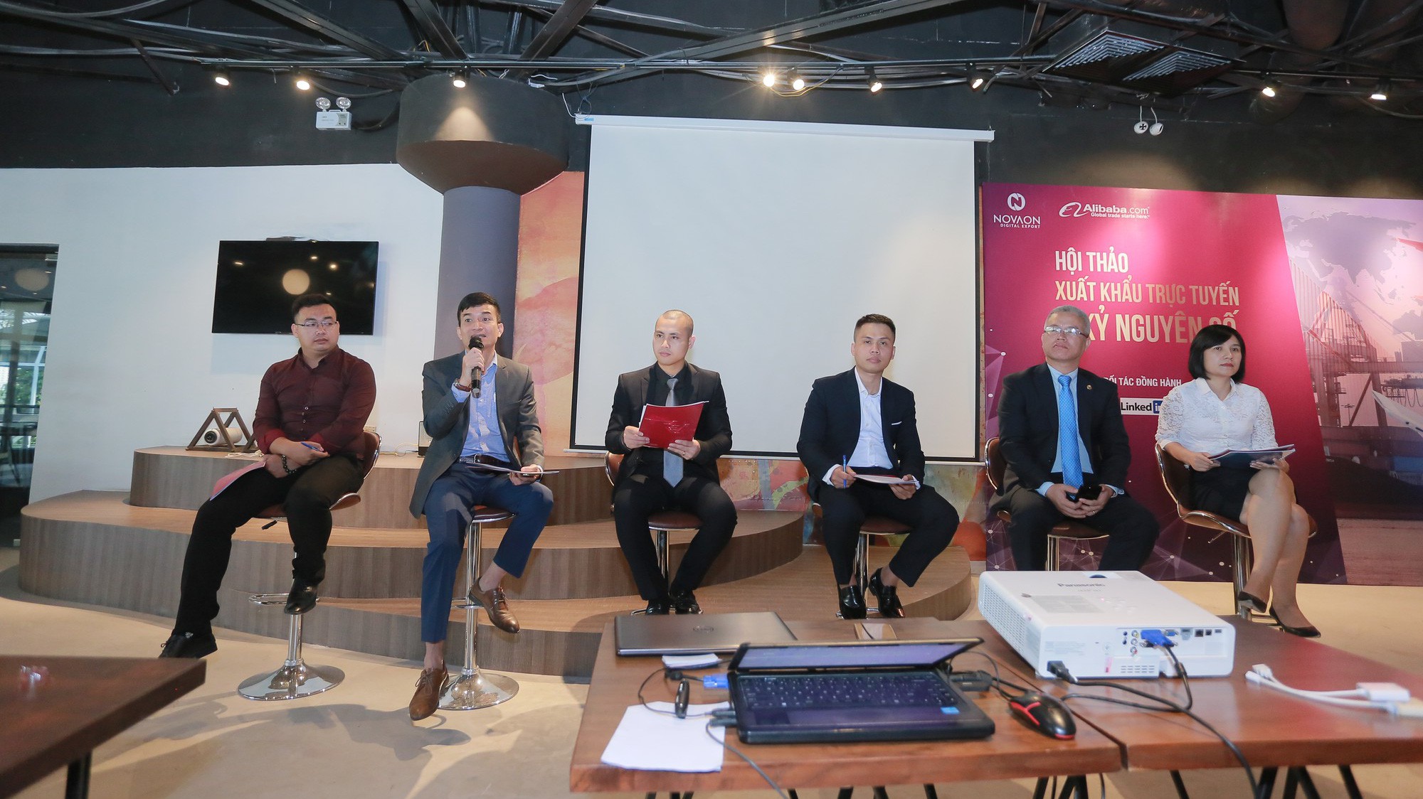 Toạ đàm chương trình 1000 doanh nghiệp xuất khẩu trực tuyến tiên phong.