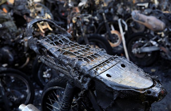 Hiện trường vụ đánh bom nhà thờ khiến ít nhất 13 người thiệt mạng ở Indonesia - Ảnh 5.