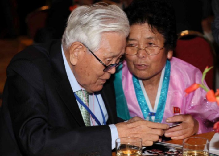 Niềm vui và nước mắt trong cuộc đoàn tụ ở Triều Tiên - Ảnh 5.