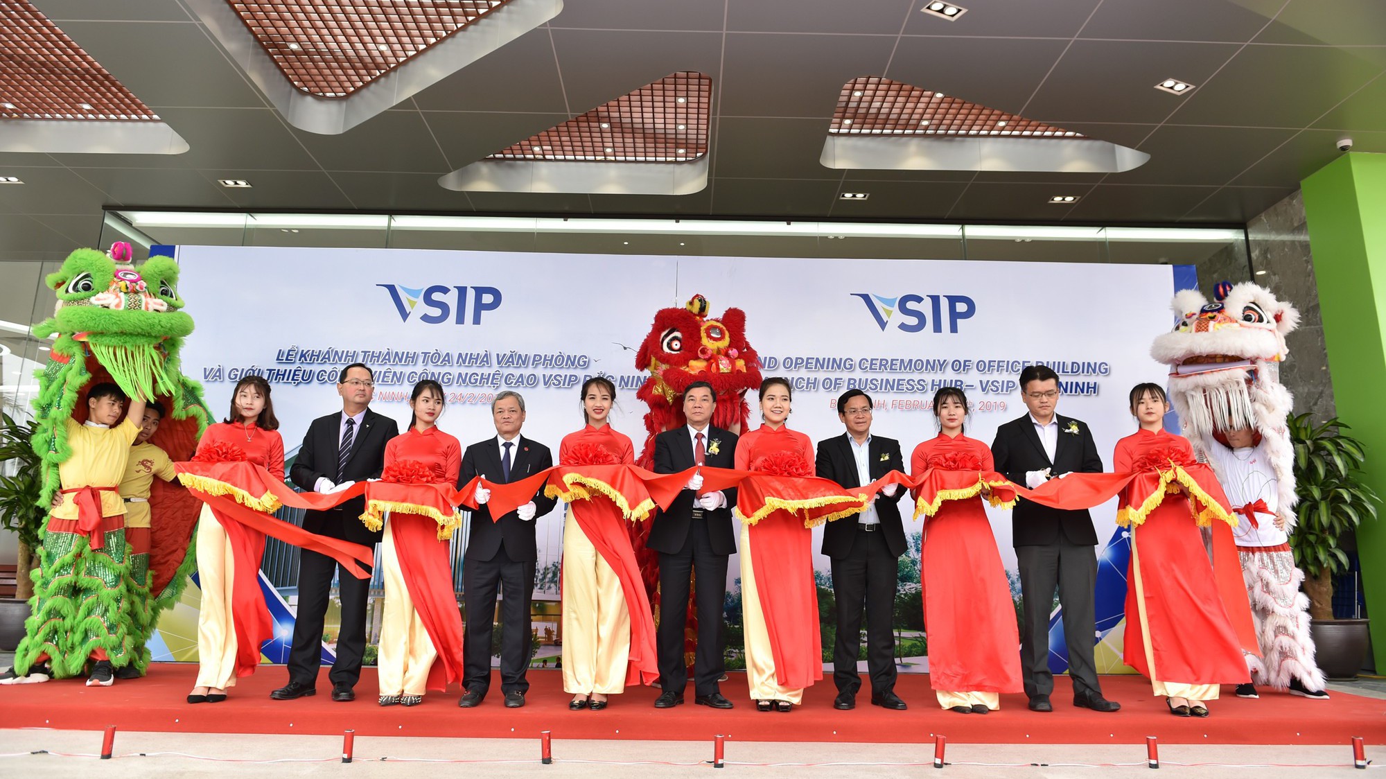 Các đại biểu cắt băng khánh thành tòa nhà văn phòng tại sự kiện ngày 24/2/2019.