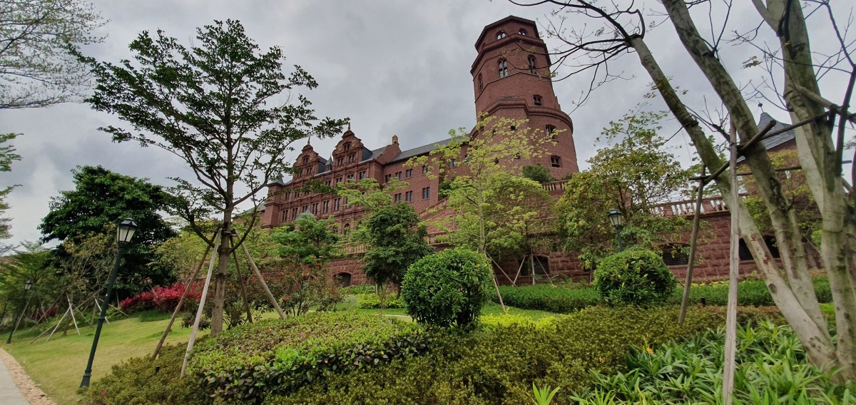 Cận cảnh khu trụ sở 2 tỷ USD mang phong cách châu Âu của Huawei - Ảnh 8.