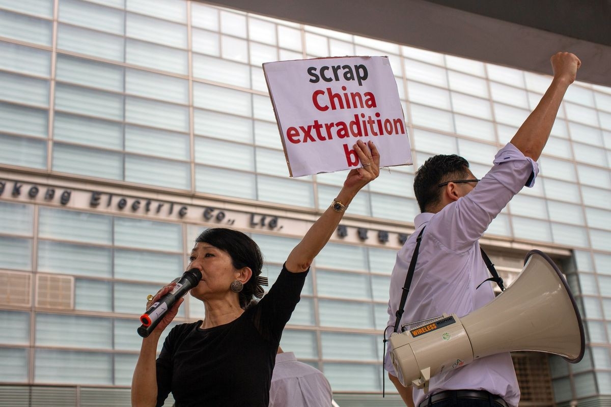 Biển người biểu tình vây tòa nhà nghị viện Hong Kong - Ảnh 6.