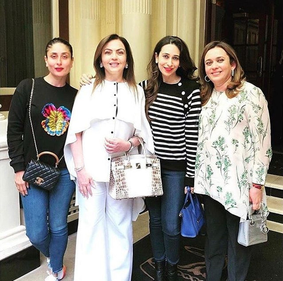 Bà Nita (thứ hai từ trái sang) xuất hiện tại một buổi ăn trưa cùng bạn bè ở London với chiếc túi Hermès Himalayan Birkin trong tay. Chiếc túi có giá 350.000 USD, được làm từ da cá sấu bạch tạng và nhuộm bằng kỹ thuật đỉnh cao của Hermès để có màu giống với dãy Himalaya phủ tuyết. Chiếc túi được đặt làm riêng với 240 viên kim cương và có phần khóa làm bằng vàng 18 carat - Ảnh: Instagram.