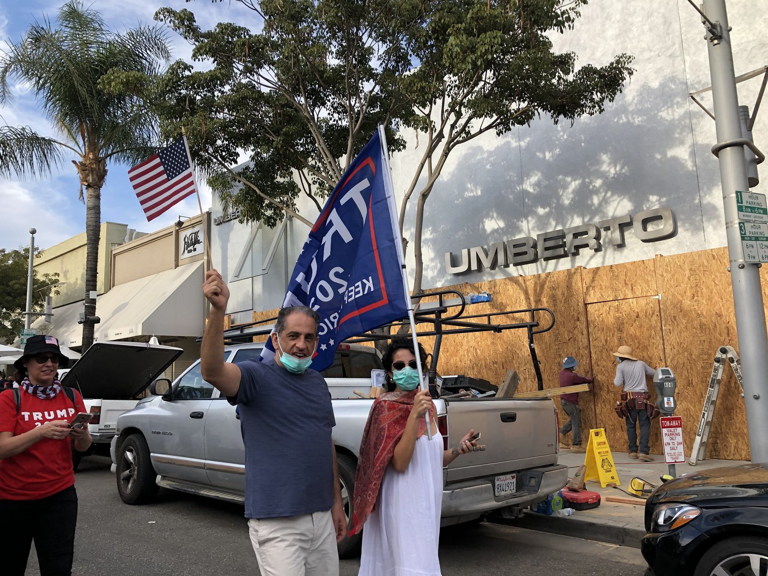 Người ủng hộ đương kim Tổng thống Donald Trump diễu hành trước một cửa hàng đã được ốp ván gỗ tại  Beverly Hills - Ảnh: NPR.