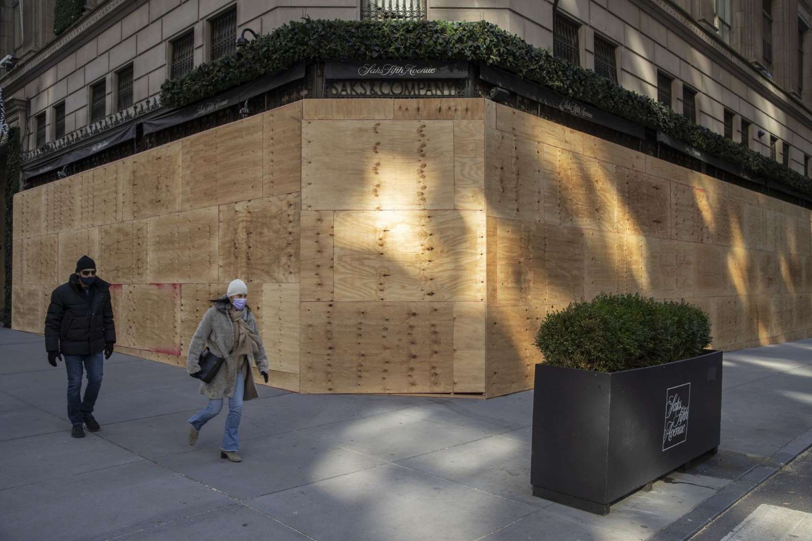 Các cửa hàng bán lẻ tại trung tâm New York che chắn bằng ván gỗ đề phòng biểu tình sau bầu cử - Ảnh: Bloomberg