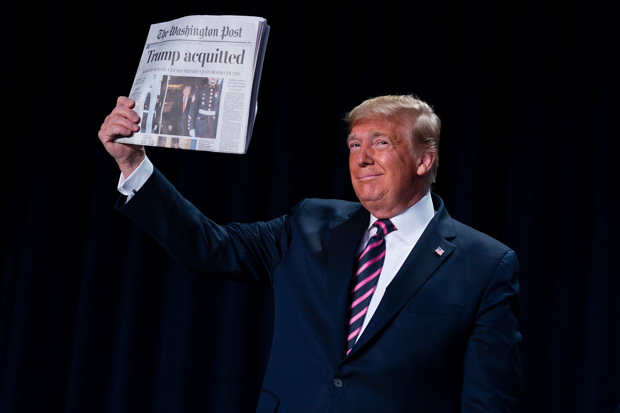 Ngày 6/2, Thượng viện Mỹ tuyên bố trắng án dành cho Tổng thống Donald Trump trước các cáo buộc lạm dụng quyền lực và cản trở Quốc hội, chấm dứt phiên tòa luận tội tổng thống thứ ba trong lịch sử nước này. Trong ảnh là ông Trump ăn mừng sau khi được tuyên bố trắng án - Ảnh: AP