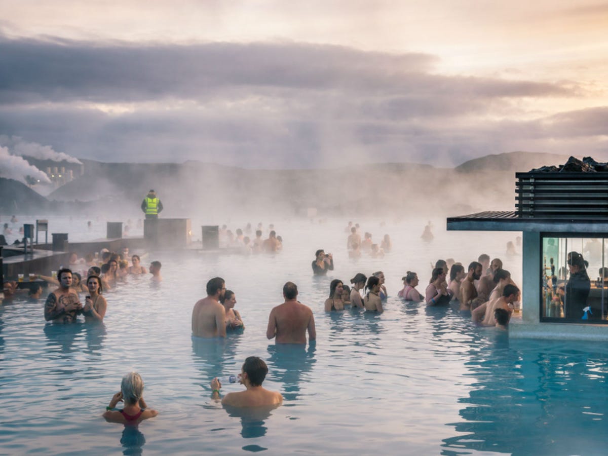 Suối nước nóng Blue Lagoon là điểm du lịch đông khách nhất tại Iceland, đón 1,3 triệu lượt khách mỗi năm dù dân số nước này chỉ khoảng 330.000 người, theo BBC - Ảnh: Shutterstock