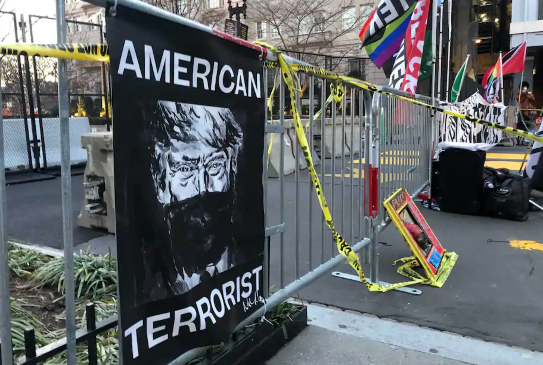 Băng rôn và áp phích của những người ủng hộ cựu Tổng thống Donald Trump tại khu vực Black Lives Matter Plaza, thủ đô Washington, bị gỡ xuống trong ngày nhậm chức của ông Biden - Ảnh: Washington Post