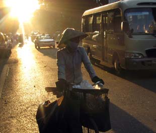 Cuộc khủng hoảng tài chính toàn cầu tiếp tục tác động tiêu cực không nhỏ đến kinh tế Việt Nam - Ảnh: Việt Tuấn.