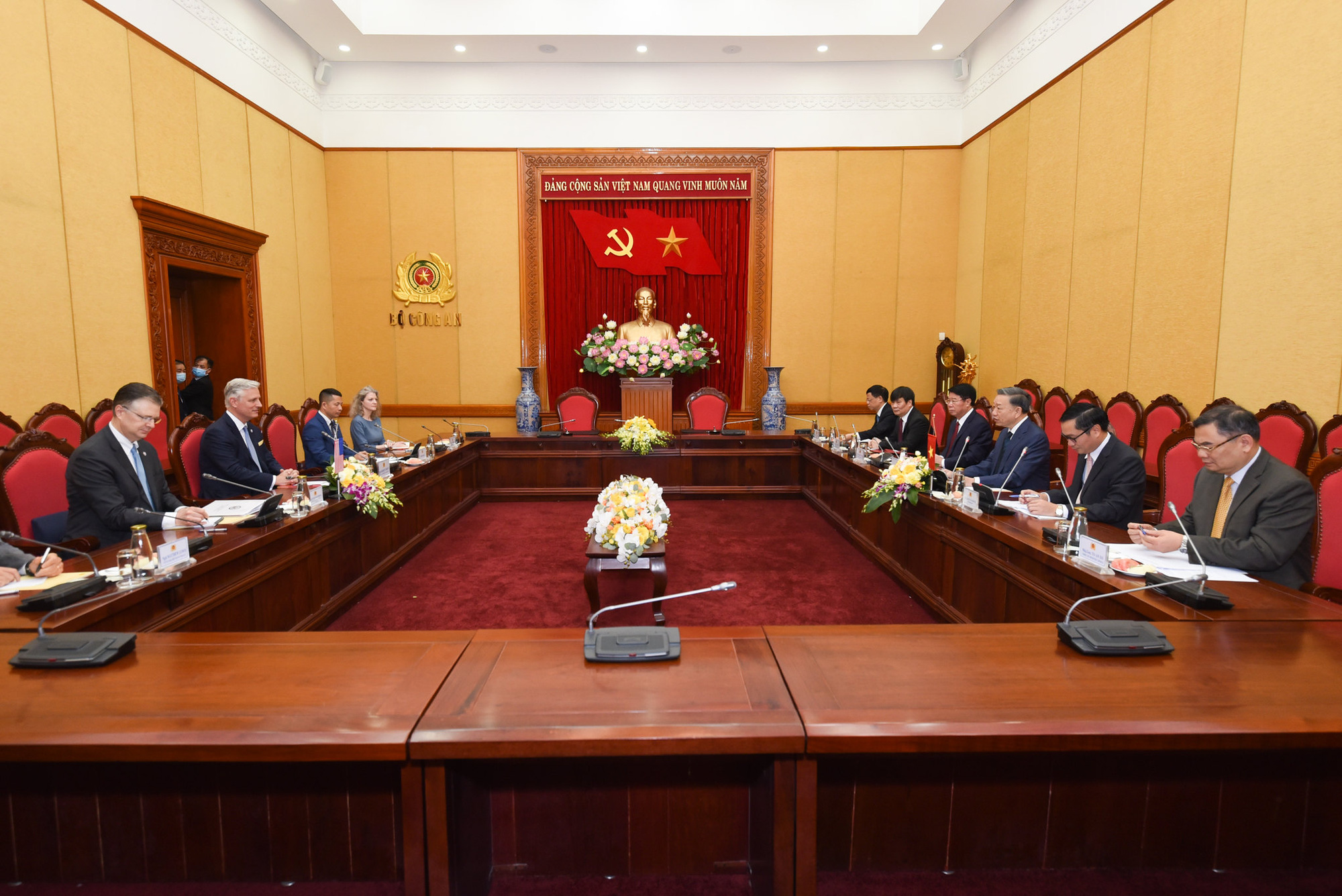 Cố vấn An ninh quốc gia Robert O’Brien và Bộ trưởng Bộ Công an Việt Nam Tô Lâm đã thảo luận về những nỗ lực chung trong việc chống tội phạm xuyên quốc gia nhằm ủng hộ Quan hệ đối tác Mỹ - Mekong mới và mở rộng hợp tác trong nhiều vấn đề an ninh - Ảnh: Đại sứ quán Mỹ tại Hà Nội