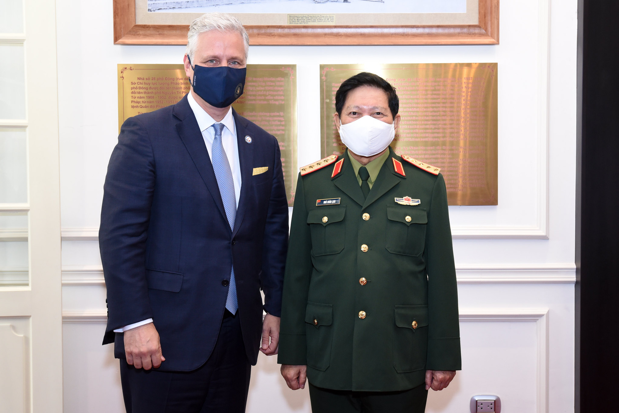 Trong khuôn khổ chuyến thăm, Cố vấn An ninh quốc gia Mỹ Robert O’Brien cũng gặp Đại tướng Ngô Xuân Lịch, Bộ trưởng Bộ Quốc phòng. Tại cuộc gặp, ông O’Brien khẳng định Mỹ coi trọng quan hệ đối tác toàn diện với Việt Nam và ủng hộ một nước Việt Nam vững mạnh, độc lập và thịnh vượng, mong muốn Việt Nam đóng vai trò ngày càng quan trọng tại khu vực - Ảnh: Đại sứ quán Mỹ tại Hà Nội