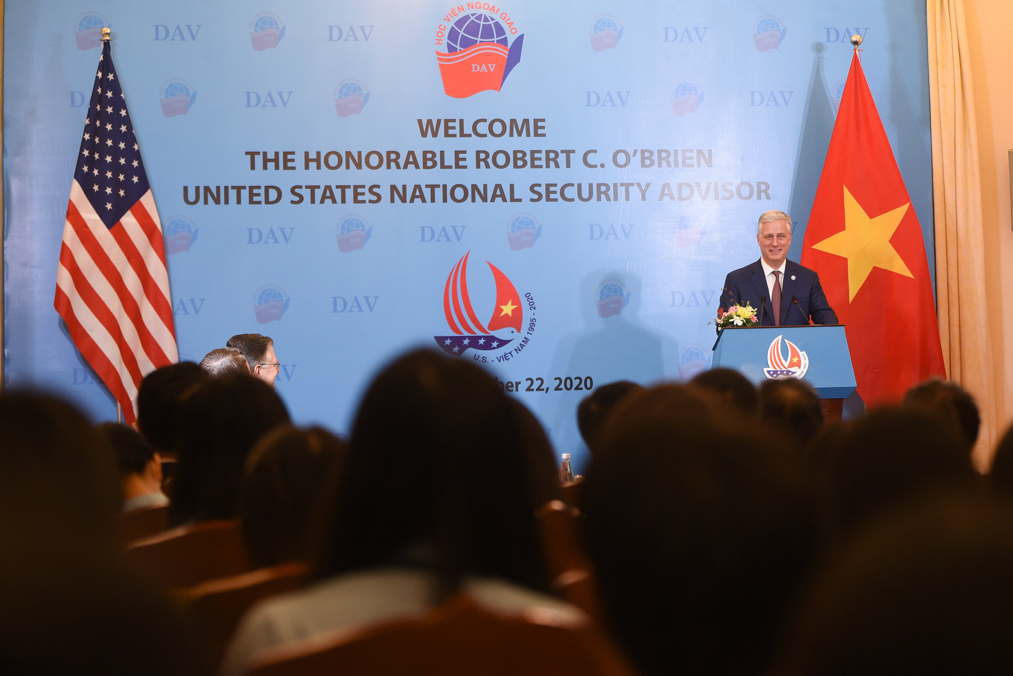 Trong ngày cuối cùng của chuyến thăm Hà Nội, Cố vấn An ninh Quốc gia Mỹ Robert O’Brien đã có cuộc nói chuyện với các sinh viên học viện Ngoại giao Việt Nam và gặp gỡ báo chí. Tại đây, ông đã điểm lại những bước tiến mạnh mẽ trong quan hệ Việt Nam - Mỹ sau 25 năm thiết lập quan hệ ngoại giao, đồng thời khẳng định “Việt Nam là một quốc gia tuyệt vời với những con người tuyệt vời” và cho biết 