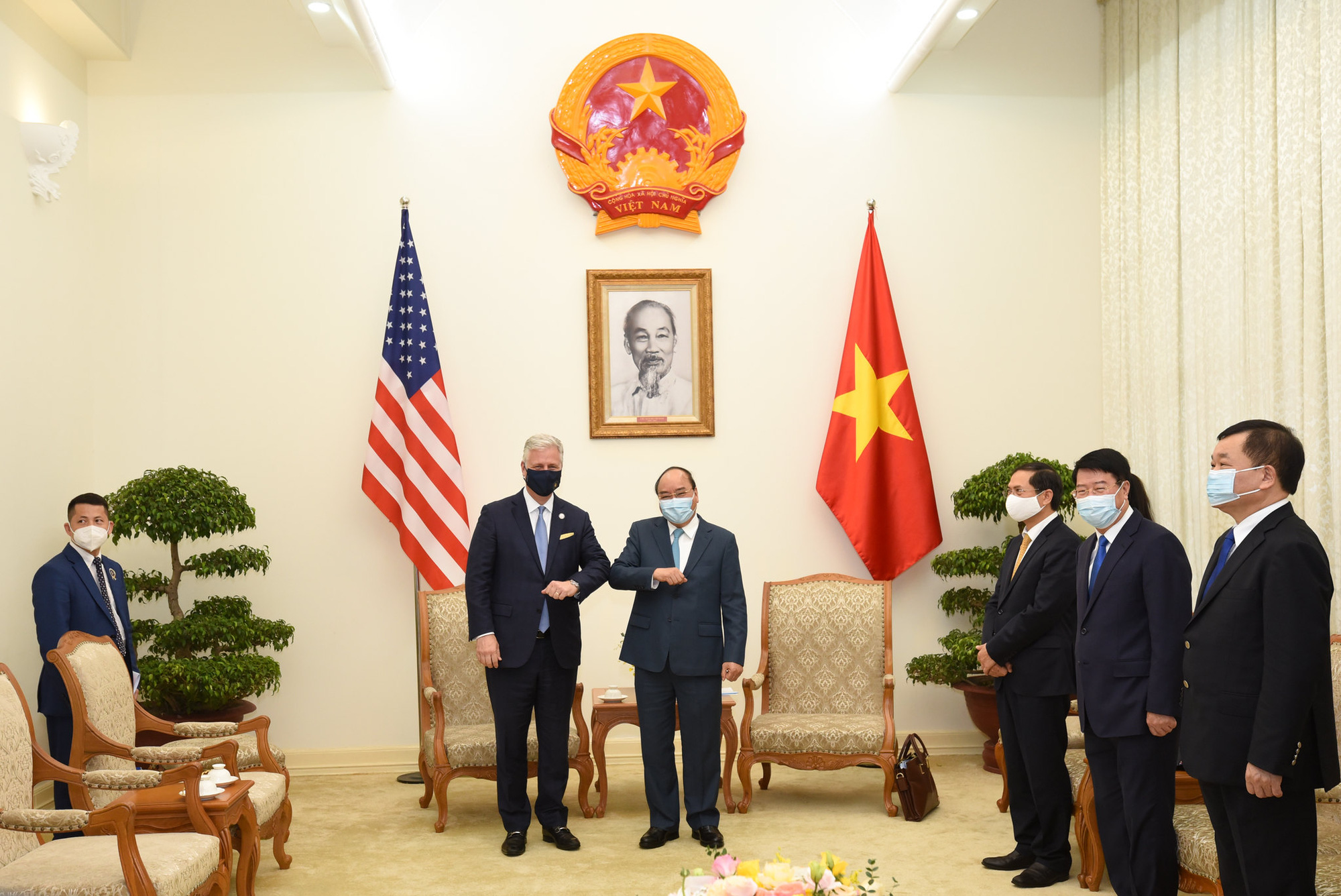 Cố vấn an ninh quốc gia Mỹ chúc mừng Việt Nam đã đảm nhiệm thành công vai trò Chủ tịch ASEAN trong một năm nhiều thách thức; khẳng định lại quan điểm đã nêu tại Hội nghị cấp cao ASEAN 37 vừa qua về việc Mỹ ủng hộ vai trò trung tâm của ASEAN tại khu vực Đông Nam Á; mong muốn thúc đẩy quan hệ Đối tác chiến lược ASEAN - Mỹ trong các lĩnh vực kinh tế, an ninh, giáo dục, y tế, khoa học… phát triển thực chất, hiệu quả hơn - Ảnh: VGP