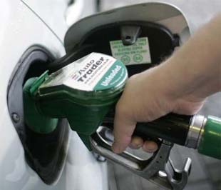 Giá xăng dầu thế giới đang chịu nhiều sức ép từ viễn cảnh kinh tế toàn cầu.