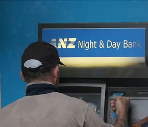 Theo cam kết gia nhập WTO thì từ 1/4/2007, loại hình ngân hàng 100% vốn nước ngoài sẽ được thành lập tại Việt Nam - Ảnh: Việt Tuấn.