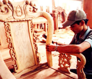 Sức tiêu thụ đồ gỗ nội thất trên thị trường giảm mạnh đã khiến nhiều chủ cơ sở sản xuất tính tới phương án giảm lao động để tiết kiệm chi phí.