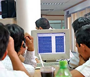 Khối lượng tiếp tục sụt giảm mạnh thời điểm này có thể xem là sự lưỡng lự của dòng tiền khi xu hướng chưa rõ ràng. Cụ thể hơn, khả năng chấp nhận mạo hiểm của nhiều nhà đầu tư không còn cao, trong khi hoạt động chốt lời vẫn là một dòng chảy chính - Ảnh: SGTT.