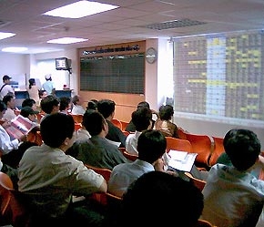 Nhà đầu tư tạm rời HOSE, dồn sự chú ý về diễn biến trên sàn Hà Nội.