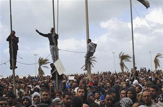 Làn sóng biểu tình đang lan rộng tại khu vực Trung Đông - Bắc Phi. Trong ảnh là những người chống Chính phủ Libya, biểu tình tại thành phố Benghazi hôm 20/2 - Ảnh: AP.