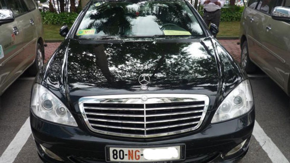 Tổng lãnh sự và chức danh tương đương được sử dụng thường xuyên 1 xe ôtô phục vụ công tác với mức giá tối đa 60.000 USD/xe. 