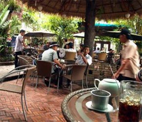 Tùy theo quy mô và địa điểm, tiền thuê mặt bằng hàng tháng có thể dao động từ 2.000-3.500 USD đến… gấp 10 lần, 20.000-35.000 USD - Ảnh: DDDN.