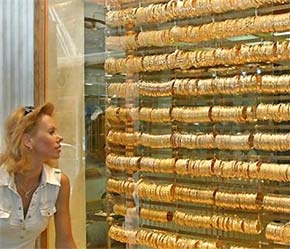 Giá vàng đã tăng mạnh rồi giảm nhẹ trong ngày 22/2, nhưng nhiều dự báo đã đề cập đến mức giá mục tiêu trong ngắn hạn là 700 USD/oz - Ảnh: Reuters.
