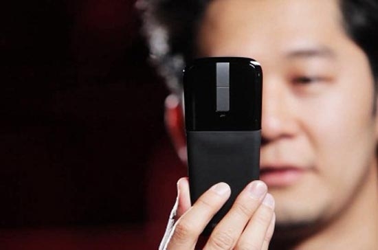 Chuột không dây Arc Touch của Microsoft được xem là mang tới một phong cách dùng máy tính hoàn toàn mới mẻ.