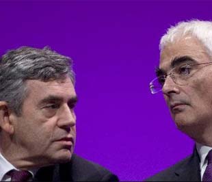 Thủ tướng Anh Gordon Brown (trái) và Bộ trưởng Bộ Tài chính nước này Alistair Darling - Ảnh: Bloomberg.