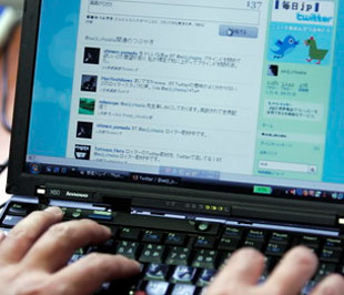 Một vài tin nhắn tưởng chừng vô hại trên Twitter hay Facebook cũng có thể trở thành những cuộc khủng hoảng PR nghiêm trọng đối với các công ty - Ảnh: Reuters.