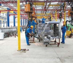 Công nhân lắp ráp ôtô tại một nhà máy. Dự kiến, đến năm 2010 Việt Nam cũng chỉ mới có 30-32% lực lượng lao động được đào tạo nghề - Ảnh: Thành Trung.