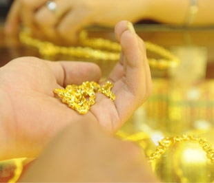 Sự phục hồi của giá vàng trong nước đã được duy trì liên tục từ giữa buổi sáng nay, khi giá vàng thế giới có chiều hướng ổn định trở lại và tăng dần - Ảnh: Quang Liên.