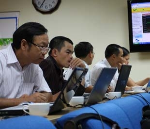  Với sự biến động mạnh của tỷ giá, một trong những giả thiết được quan tâm là có hay không việc rút vốn của nhà đầu tư nước ngoài? - Ảnh: Việt Tuấn.