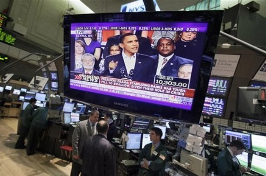 Kế hoạch cải tổ hệ thống pháp lý ngân hàng là nguyên nhân quan trọng nhất đẩy thị trường chứng khoán Mỹ giảm sâu 2 ngày qua và đã tác động ra thị trường toàn cầu - Ảnh: AP.