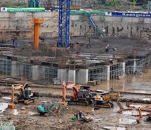 Tòa tháp 48 tầng tại dự án Keangnam đã hoàn thành phần móng, hiện thi công tiếp tầng hầm - Ảnh: Hoàng Hà.