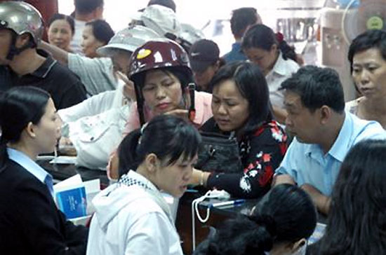 Người dân chen nhau gửi tiền tại ngân hàng thời cao điểm chạy đua lãi suất năm 2008 - Ảnh: Tuổi trẻ.