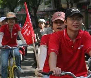 Một hình thức quảng cáo sản phẩm bằng đội xe đạp diễu hành - Ảnh: Lê Toàn.