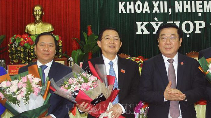 Chủ tịch UBND tỉnh Bình Định, nhiệm kỳ 2016-2021 ông Nguyễn Phi Long (bên trái).