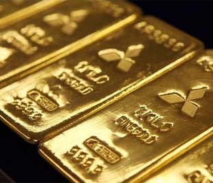 Giá vàng trong nước tiếp tục cao hơn giá vàng thế giới khoảng 1 triệu đồng/lượng - Ảnh: Bloomberg.