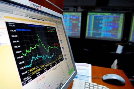 Theo dự thảo, đối với lĩnh vực chứng khoán, giao dịch phải báo cáo là với khách hàng cá nhân thực hiện một hoặc nhiều giao dịch mua hoặc bán chứng khoán bằng tiền mặt trong một ngày có tổng giá trị từ 200 triệu đồng trở lên.