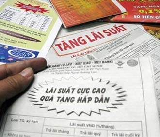Ngân hàng tranh nhau tăng lãi suất, tặng quà khách hàng - Ảnh: Tuổi Trẻ.