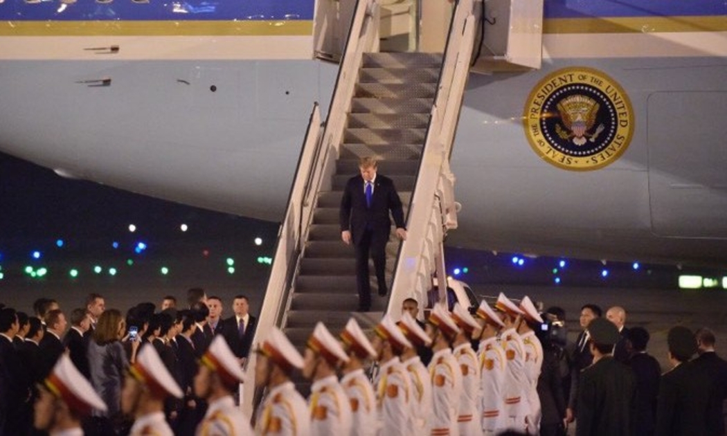 Tổng thống Mỹ Donald Trump trong lễ đón tại sân bay Nội Bài tối 26/2 - Ảnh: Gia Linh.