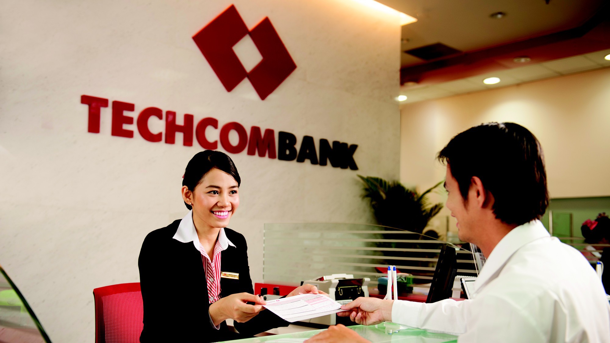Khách hàng giao dịch tại Techcombank.