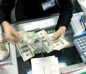 Việc một số ngân hàng tăng lãi suất không phản ánh đúng cung cầu vốn thị trường - Ảnh: VT.