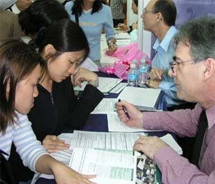 Tại các hội chợ việc làm, các nhà tuyển dụng vẫn không tìm đủ ứng viên đạt yêu cầu. Thiếu hụt nhân lực là một trong các nguyên nhân đẩy mức lương tăng cao.