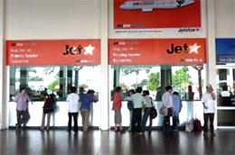 Những biển quảng cáo sai quy cách đặt tại các cảng hàng không, sân bay và trên các phương tiện hoạt động tại khu bay của Jetstar Pacific sẽ phải dỡ bỏ trước 30/6.