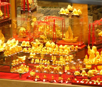 Với sự nâng đỡ đến từ những kỷ lục mới của giá dầu và đà lao dốc khó hãm phanh của USD, giá vàng tiếp tục thẳng tiến.