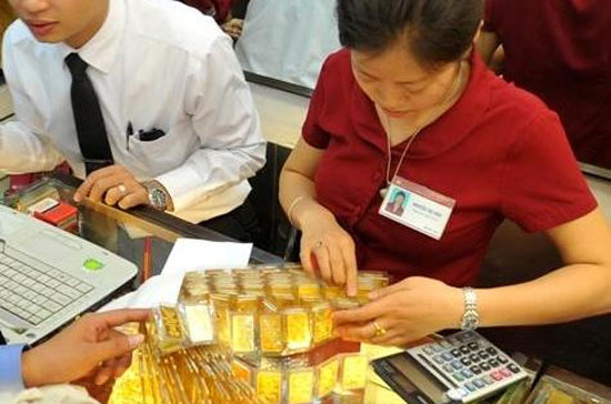  Đầu giờ sáng nay, giá vàng miếng các thương hiệu phổ biến ở mức 35,45 triệu đồng/lượng (mua vào) và trên 35,6 triệu đồng/lượng (bán ra) - Ảnh: VnExpress.