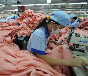Khoảng 2/3 (60%) số người được hỏi trong cuộc khảo sát tin rằng công việc hiện tại của họ là an toàn - Ảnh: Reuters.