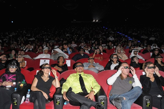 Đeo kính để xem phiên bản 3D của Avatar tại Liên hoan phim Quốc tế Dubai, tổ chức tháng 12/2009 - Ảnh: Getty Images.